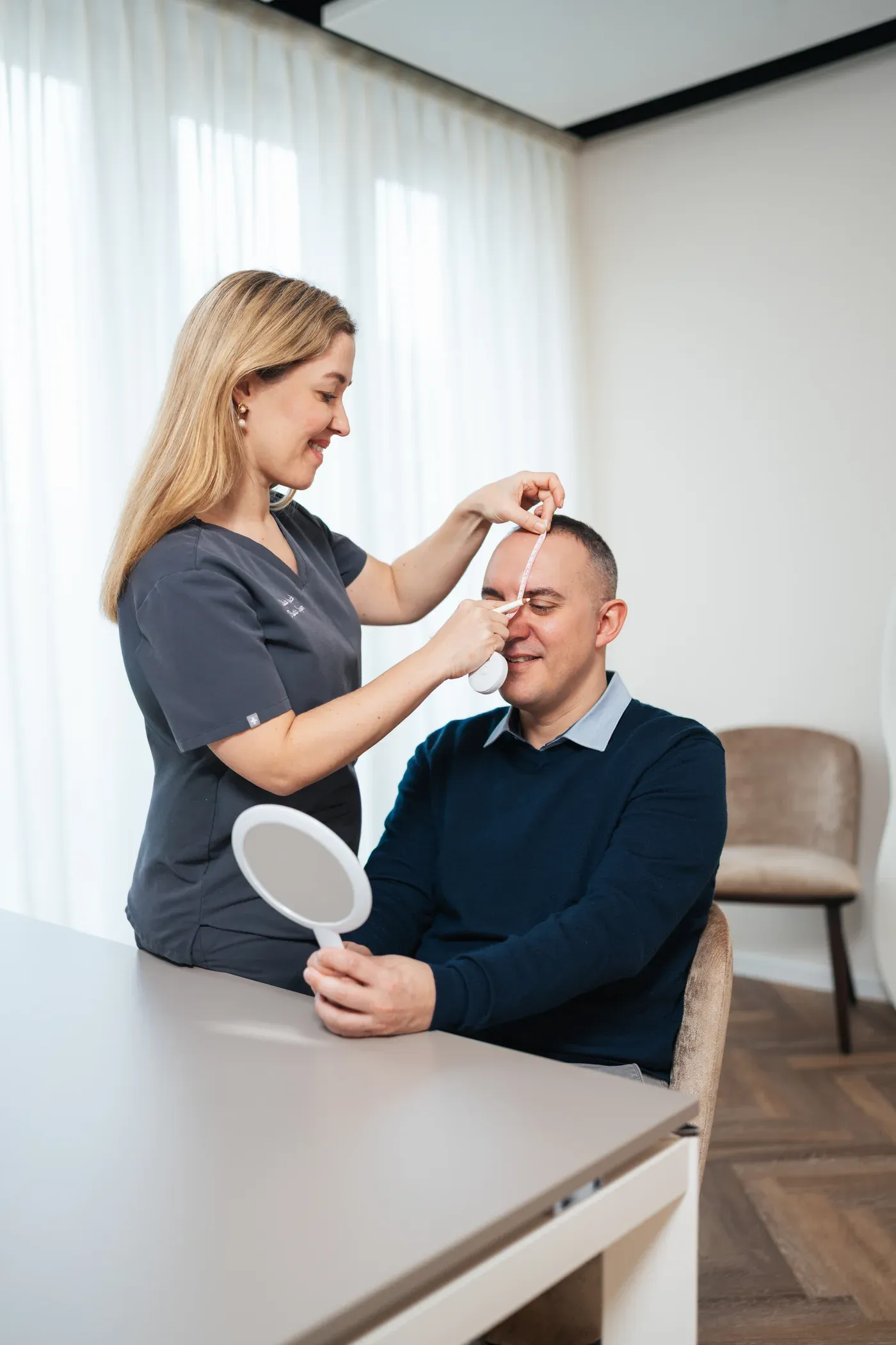 Beratung zur FUE-Haartransplantation bei Sylvia Nikisch in Frankfurt