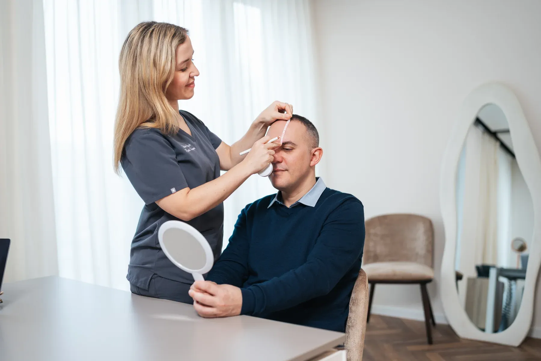 Beratung zur Haartransplantation am Spiegel